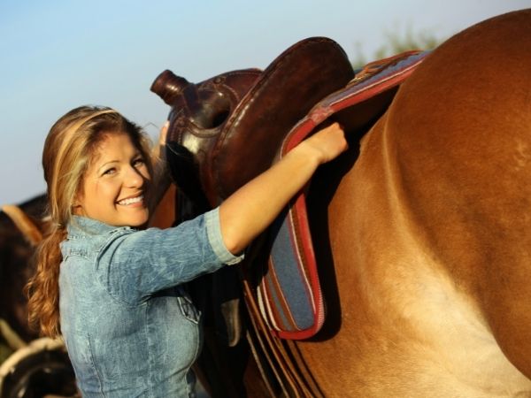 Kilka wskazówek, jak przygotować konia do jazdy