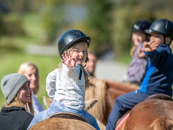 Czy powinieneś zabrać swoje dziecko na lekcje jazdy konnej?